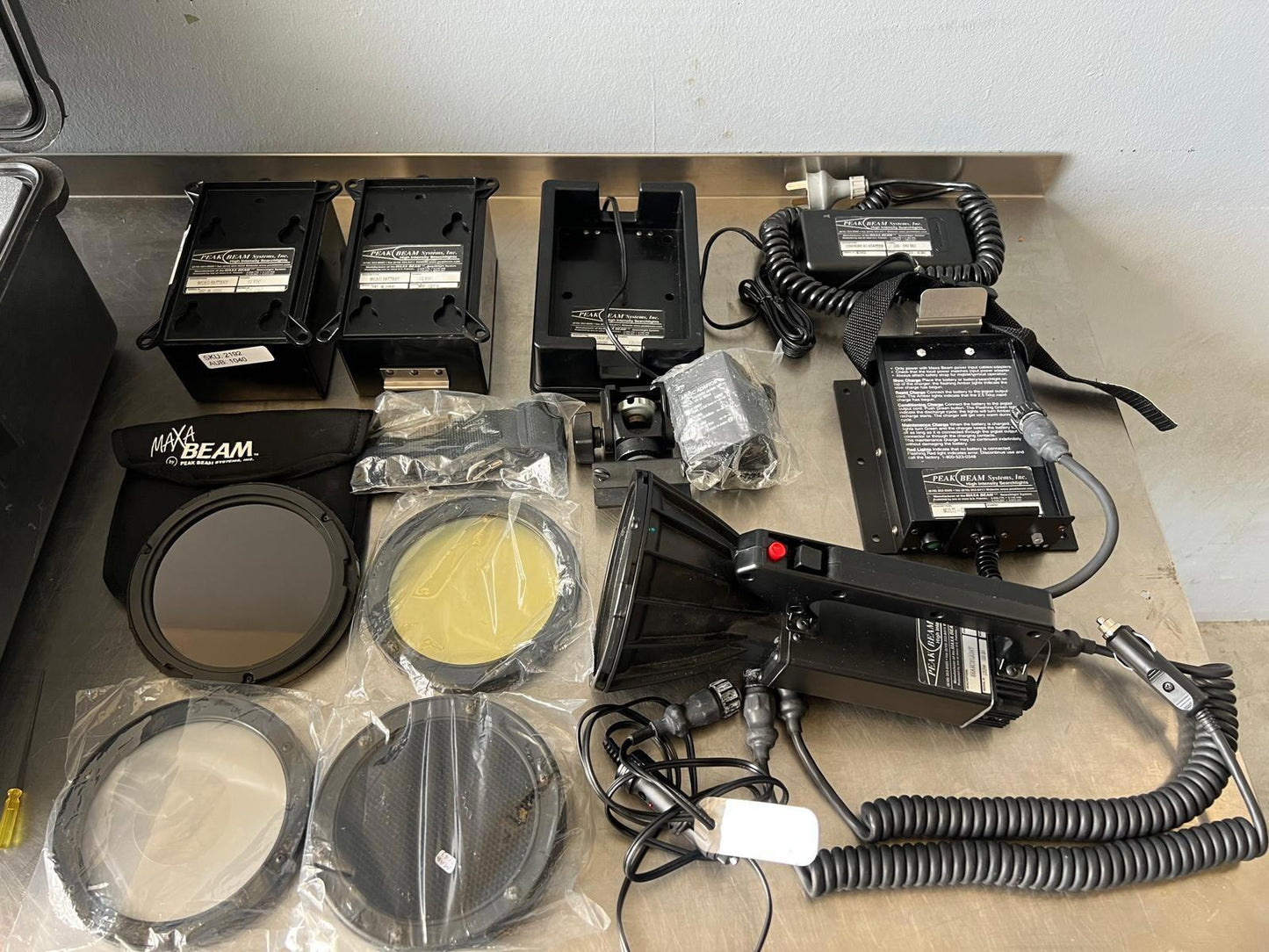 Maxa Beam MBPKG-B Handheld Xenon Searchlight Kit – Peak Beam Systems Inc.