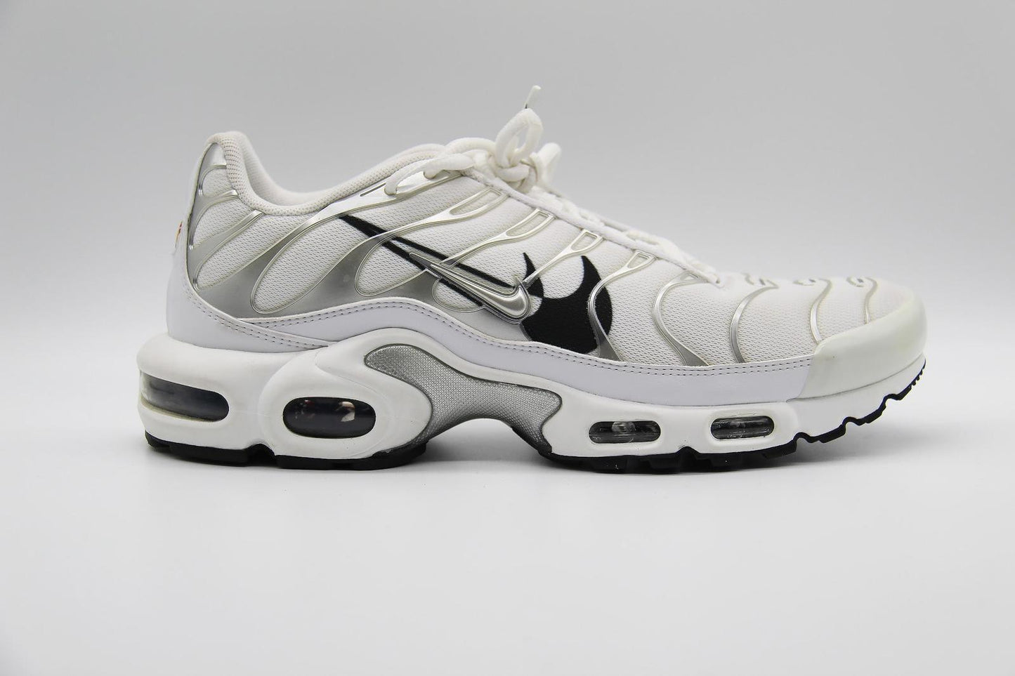 2023 NIKE AIR MAX PLUS 'WHITE METALLIC SILVER' - SIZE US 10