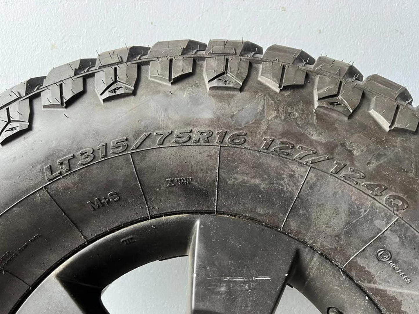 315/75R16 Gladiatax M/T Tyre on 6-Stud Alloy Wheel