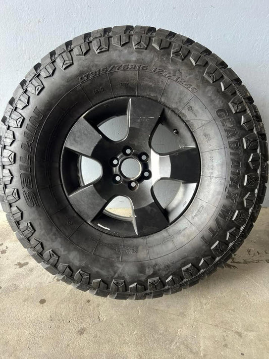 315/75R16 Gladiatax M/T Tyre on 6-Stud Alloy Wheel